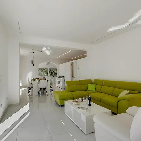 Villa Chimera White 16 With Pool & Gym