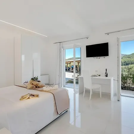 Chimera White 16 With Pool & Gym Villa *