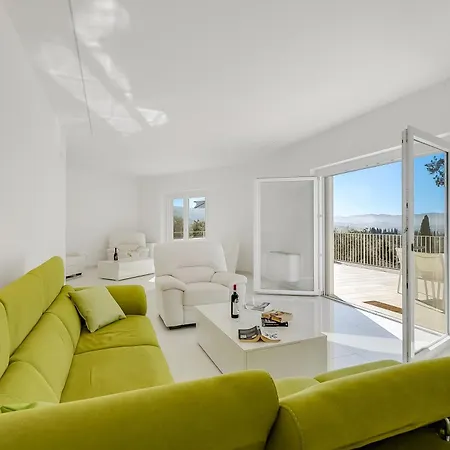 Chimera White 16 With Pool & Gym Villa *