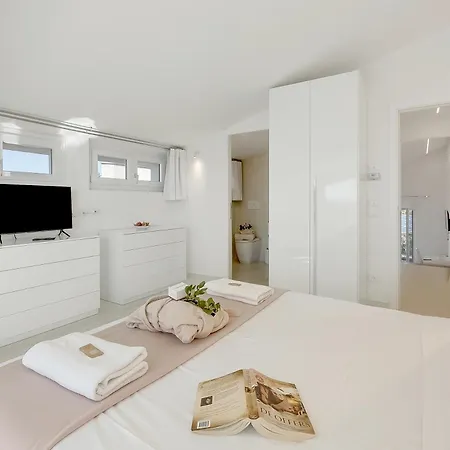 Chimera White 16 With Pool & Gym Arezzo