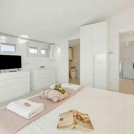 Chimera White 16 With Pool & Gym *